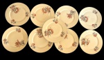 ROSENTHAL, Alemanha. Nove pratos rasos em porcelana, de formatos ovais esmaltadas em tom marfim, decoradas com delicados motivos florais policromados e filetes em prata. Manufatura marcada no verso. Medidas: 26 cm.