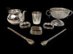Conjunto de peças em metal espessurado a prata, composto por cestinha fruteira com corpo canelado e duas alças laterais, bule com tampa, copinho, três argolas para guardanapo com decoração em relevo e dois antigos canudos/bombas para chimarrão. Medidas: cestinha: 9,5 x 17 x 12 cm; bule: 8 x 18 x 10,6 cm; copinho: 7 x 6 cm.