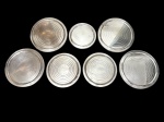 Conjunto de 7 descansos para em metal espessurado a prata, de formato circular, decorados com frisos concêntricos. Peças em tamanhos variados. Algun apresentam pequenos desgastes no banho, compatíveis com o uso. Medidas: P: 17 cm de diâmetro; M: 20 cm de diâmetro; G: 22,5 cm de diâmetro.