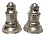 SHEFFIELD. Par de antigos saleiros em metal espessurado a prata, de formato circular, corpo torneado com frisos concêntricos e tampas perfuradas para polvilhar. Medidas: 7 x 9 cm.