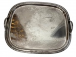 Wolff. Antiga e grande bandeja em metal espessurado a prata, de formato retangular com cantos arredondados, borda elevada e delicado acabamento perlado. Apresenta desgaste acentuado no banho de prata, compatível com o tempo e uso. Medidas: 51 x 43 x 2,5 cm.