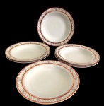 SCHMIDT. Conjunto de 6 pratos fundos em porcelana nacional, com elegante decoração, composta por frisos geométricos e pequenos motivos florais policromados, realçados por filetes dourados. Medidas: 4 x 23 cm..