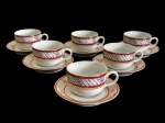 SCHMIDT. Conjunto de 6 xícaras para café em porcelana nacional, com elegante decoração, composta por frisos geométricos e pequenos motivos florais policromados, realçados por filetes dourados.