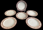 SCHMIDT. Conjunto de 6 pratos para sobremesa em porcelana nacional, com elegante decoração, composta por frisos geométricos e pequenos motivos florais policromados, realçados por filetes dourados. Medindo: 19 cm.