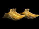 Par de sapatas decorativas, em metal dourado de formato alongado, podendo ser utilizadas como floreiras. Medidas: 28 x 10,5 x 11 cm.