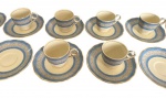 GRINDLEY, Cream Petal, England. Antigo jogo para café em faiança, com decoração em faixas azul-celeste e frisos ornamentais em dourado sobre fundo marfim, composto por 8 xícaras de café e 12 pires. Peças marcadas na base.