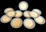 GRINDLEY, Cream Petal, England. Onze pratos para sobremesa em faiança, com decoração em faixas azul-celeste e frisos ornamentais em dourado sobre fundo marfim. Manufatura no verso. Medindo: 20,5 cm.