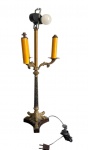 Antigo abajur de mesa, com estrutura em metal patinado e dourado, coluna central alongada e ornamentada, braços curvos com elementos decorativos em relevo e base trípoide. Apresenta quatro braços para lâmpadas tipo vela, além de bocal superior central. Sem cúpula. Medidas: 57,5 x 14,5 x 13 cm.