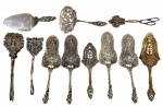Conjunto de antigos talheres para servir em metal espessurado a prata, composto por peças variadas, ricamente ornamentadas com trabalhos em relevo, vazados e motivos florais e vegetalistas, incluindo pás, espátulas, colher de servir e pegador, em diferentes modelos e padrões decorativos. Medidas aproximadas: 27cm, 23  cm, 22 cm,18,5 cm 16,5 cm de comprimento.