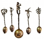 Conjunto de 5 colheres de café em prata de lei, marcadas, de modelos variados e caráter colecionável, com hastes e terminais ricamente trabalhados, apresentando motivos figurativos e ornamentais. Peso total: 32,2 gramas.