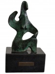 Vera Torres. Escultura modernista em bronze, de composição abstrata e formas orgânicas vazadas, com acabamento em pátina verde, assente sobre base retangular em mármore negro. Apresenta plaqueta frontal com identificação da artista VERA TORRES. Altura total: 21,5 cm.