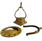 Conjunto de três peças antigas em bronze, composto por dois estribos decorativos, sendo um de formato circular vazado com motivos de estrelas e outro ricamente ornamentado em relevo com motivos florais. Apresentam pátina e marcas do tempo. Medidas: 13,7 x 10 cm; 18 x 12,5 x 7 cm; 13,6 x 13 cm.
