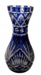 Antigo vaso em cristal doublé azul-cobalto, de corpo torneado, ricamente lapidado à mão com motivos geométricos, losangos, leques e cortes facetados, Medidas: 25,5 x 9,5 cm.