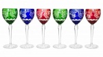 Conjunto de Seis Taças em Cristal Europeu Lapidado "Cut to Clear": Excepcional, vibrante e elegante conjunto composto por seis taças para vinho / água, confeccionadas em nobre cristal europeu translúcido de elevadíssimo brilho e sonoridade. exibindo camada colorida externa em tonalidades de verde, azul e vermelho, com motivos de cachos de uvas, gavinhas e folhas de parreira. Cada cálice eleva-se sobre esguia haste lapidada multifacetada e sólida base circular radiada com acabamento em estrela. Medidas: 22 cm de altura por 8,5 cm de diâmetro na boca.