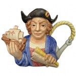 COLECIONISMO - Théière de coleção, confeccionado em cerâmica européia, pintada a mão, da série "figuras da história" da manufatura "FITZ AND FLOYD", lançado em 1992, para comemorar o 500 aniversário de viagem de "CRISTÓVÃO COLOMBO", o designer apresenta o explorador segurando uma réplica da caravela "Santa Maria" em uma mão, e na outra uma luneta e um mapa na outra. a alça é moldada no formato de uma corda de navio, peça numerada, 7500 / 4462; Medindo 19 x 37 cm