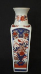 Vaso confeccionado em porcelana européia, ao gosto " Imari " esmaltado e policromado, com reservas florais; Medindo 16 x 8 cm