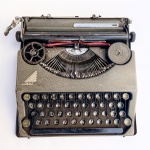 Máquina de escrever: Hermes Baby Original. Feita na Suíça. O design lendário continuou quase inalterado desde os anos 30. A Hermes Baby foi amplamente utilizada por correspondentes de guerra durante a Segunda Guerra Mundial e foi a máquina de escrever portátil de escolha para muitos escritores e jornalistas famosos, Muito bom estado. Apenas 6cm de altura.