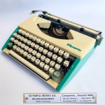 Linda máquina de escrever Olympia SF de Luxe, fabricada na Alemanha em 1966.  Em excelente estado de conservação e funcionando perfeitamente.  Com estojo de couro com imperfeições. Acompanha manual, estojo com escovas e flanela, tudo gravado Olympia.