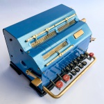 Calculadora antiga Facit Modelo T 1932. As primeiras calculadoras mecânicas Facit tinham o layout padrão da calculadora de Roda de Pinos do tipo Odhner, no entanto, em 1932, a Facit introduziu a máquina Facit T com teclas numéricas. Funcionando.