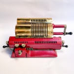 Calculadora antiga, Original Odhner. Corpo em aço e bronze. Suécia 1933. Totalmente mecânica, sem partes plásticas. Movimento por roda de pinos. Não está travada, mas, não garantimos precisão. Cerca de 22cm de largura x 15 de altura.