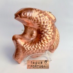 Decorativa forma para parede em cobre representando peixe de manufatura portuguesa Tagus. Med 25 x 27 cm.