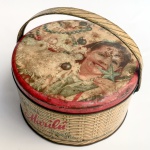 COLECIONISMO - Lata da cesta de biscoitos sortidos MARILÚ com ilustração litografada na tampa. Fabricada pela Indústrias Reunidas Marilú S.A. Rio de Janeiro na década de 1960. Med 20 cm de diâmetro 18 cm de altura com alça.
