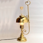 Elegante luminária de mesa toda em metal polido, ajuste de altura, manga em vidro translúcido decorada com arabescos dourados. Funcionando. Med 57 cm de altura.