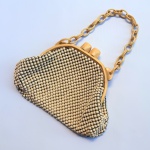 Whiting & Davis Alumesch - Bolsa vintage americana em malha de metal na tonalidade marfim. Corrente e acabamentos em baquelite. Década de 1940. Med 25 cm x 32 cm de altura com corrente. 