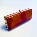 Bolsa minaudière em baquelite imitando casco de tartaruga, estojo para pó de arroz, porta batom, espelho e cigarreira. Década de 1950 feito na Espanha. Med 20 x 9 x 5 cm.  