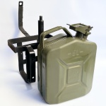 Galão com suporte para carro antigo, capacidade 5l todo em metal perfeito estado.