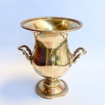 Antigo vaso em bronze estilo Médici, corpo abaulado com alças laterais trabalhadas. Med 24 x 22 cm. 