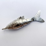 Pingente balangandã representando peixe articulado em metal branco. Med 8 cm.