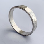 Antigo bracelete em prata contrastada teor 925 decorado com cinzelados. Med interna 6 cm.