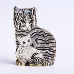 Abraham Palatnik - Natal 1928 - 2020 - Escultura em resina de poliéster representando Gatos. Assinada. Possui pequena perda na orelha. Med 10,5 x 7,5 cm.