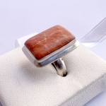 Anel em prata contrastada teor 925 com pedra retangular. Aro 16.