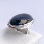 Máxi anel Statement em prata contrastada teor 950 ostentando grande cabochon em pedra. Aro 15. 