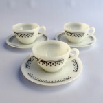 TERMO-REY - Lote com três xícaras para café em vidro opalinado. Modelo raro. 