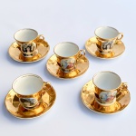 Conjunto de cinco xícaras de café em porcelana nacional manufatura Real com rica douração e damas de época ao centro. Pequenas falhas na douração. 