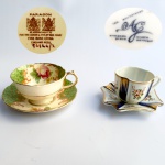 Duas xícaras de coleção para café, a verde com decoração floral manufatura inglesa Paragon Bone Chine e a azul e branca manufatura portuguesa AG Aveiro.