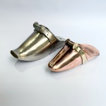 Antigo par de estribos ou sapatas, um em cobre e outro em metal prateado. Med 