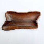 Petisqueira esculpida em jacarandá maciço com design da década de 1960. Med 21 x 11 cm. 