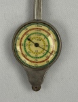 Antigo curvímetro mecânico ou opisômetro alemão, sendo instrumento analógico tradicional utilizado em cartografia para medir distâncias curvas sobre mapas e plano como estradas, rios ou fronteiras. DEc 40/50. Na caixa.