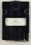 Antigo Dionic Conductivity Meter (series 3), fabricado pela Evershed and Vignoles Ltd.  em Londres/Inglaterra, instrumento analógico histórico utilizado para medir a condutividade elétrica de água ou de soluções líquidas. Com manivela.  Medindo: 10 x 3,5 cm.