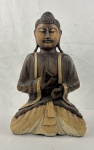 Escultura de Buda em madeira  Suar esculpida à mão. Curiosidade: Madeira suar (ou suar wood) vem da árvore científica Samanea saman, conhecida no Brasil como árvore da chuva. Ela é muito famosa na Indonésia, especialmente em Bali, para criar móveis grandes e esculturas artesanais devido ao seu tronco largo, crescimento rápido e alta resistência.  Medindo: 51 x 16 x 31 cm.