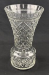 BOHEMIA. Elegante vaso decorativo feito na Czechoslovakia,  apresentando corpo em cristal lapidado com ricos detalhes em losangos e abertura superior larga tendo base com fundo estrelar, arredondada, dando suporte a haste. Base com fundo estrelar. Medindo: 32 x 19 cm.