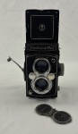 Antiga câmera analógica YASHICA-MAT do tipo TLR ( Twin-Lens Reflex) com obturador COPAL MXV produzida no Japão em 1957. Com capa de couro e protetor duplo de lentes. Medindo:15 x 10 x 10 cm.