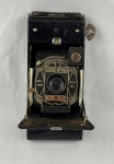 Antiga câmera inglesa retrátil com fole expansível SOHO MYNA MODEL S.K.12, clássica câmera de fole  fabricada no Reino Unido pela Soho Ltd a partir do final de 1920 e início de 1930 com detalhes em estilo Art-Deco na placa frontal da lente. Medindo: 17 x 4 x 9 cm.