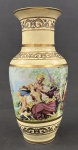DP. Vaso em porcelana marfim com cena galante ( inspiradas em pinturas francesas do sec  XVIII) ao centro e rica em guirlandas e filamentos  em ouro geralmente 20-24 quilates. Marcação no verso.  Medindo: 26 x 12 cm.