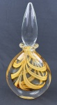 Garrafa decorativa em cristal MURANO translúcida com detalhes internamente em  espirais amarelo  e tampa em formato de gota. Medindo: 37 x 18 x 8 cm.