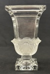 Vaso de cristal estilo Art Déco, da Shannon Crystal/ EUA, que se destaca pela base com relevo floral acetinado. Medindo: 20 x 11 x 11 cm.